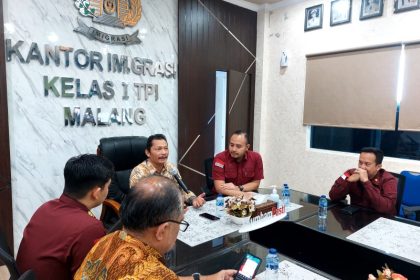 Kadiv Keimigrasian Herdaus memberikan penguatan kepada jajaran pegawai Imigrasi Malang.