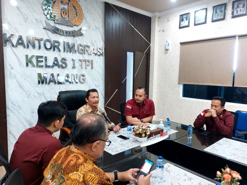 Kadiv Keimigrasian Herdaus memberikan penguatan kepada jajaran pegawai Imigrasi Malang.