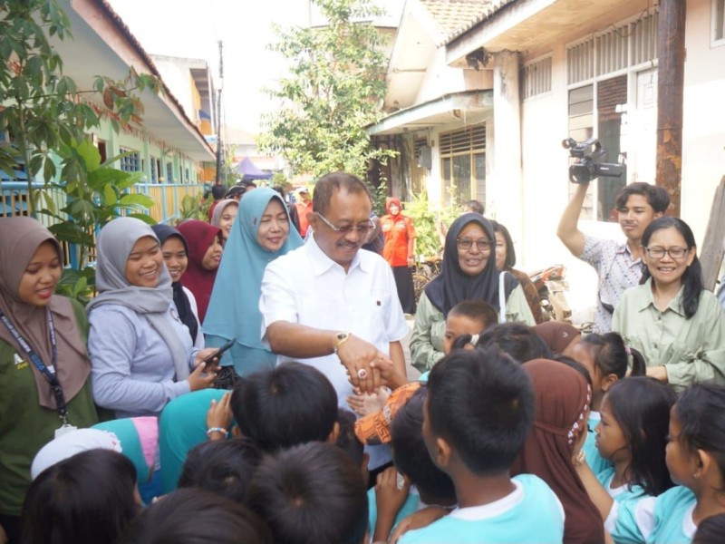 Wakil Walikota Surabaya, Armuji, menyambangi siswa-siswi SD yang sedang berolahraga.