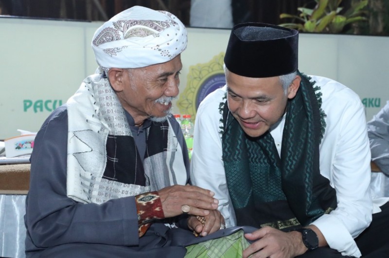 Kebersamaan Ganjar Pranowo dengan Tuan Guru Bajang (TGB) Muhammad Zainul Majdi.