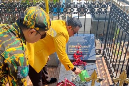 Blegur Prijanggono sedang berziarah di pusara makam sang kakek, Blegoh Soemarto yang merupakan salah satu tokoh besar di Jawa Timur.