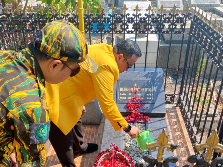 Blegur Prijanggono sedang berziarah di pusara makam sang kakek, Blegoh Soemarto yang merupakan salah satu tokoh besar di Jawa Timur.