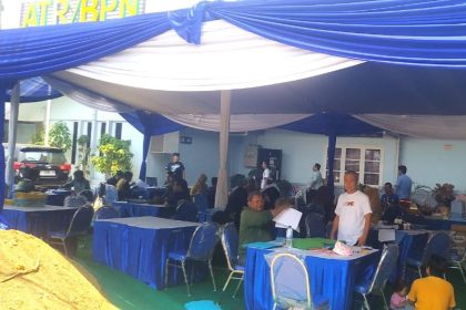 Nampak tenda biru yang dipersiapkan oleh Kantor ATR/BPN Jember untuk pelayanan Sabtu-Minggu program PTSL.