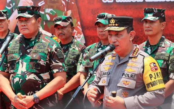 Kapolri Jenderal Pol Listyo Sigit Prabowo bersama Panglima TNI Laksamana TNI Yudo Margono saat berada di Malang, Jawa Timur.