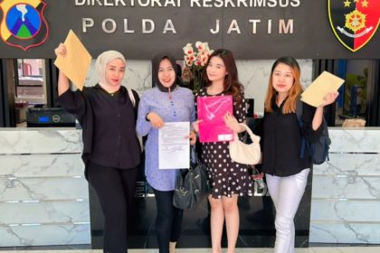 Shasha R, bersama Fina Wu dan Selani Desti, melaporkan kasus investasi dan arisan bodong tersebut ke Polda Jatim.