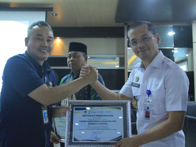 Saefur Rochim, Kepala Divisi Administrasi yang mewakili Kakanwil Kemenkumham Jawa Timur, Heni Yuwono, menerima penghargaan ini secara simbolis dari Kepala KPPN Surabaya II, Marno, di Aula Pertemuan Lantai IV Gedung Keuangan Negara II.