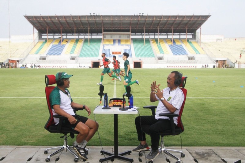 Wakil Wali Kota Surabaya, Armuji, melakukan podcast dengan tim pelatih sepakbola di Stadion Gelora 10 November, Tambaksari Surabaya, belum lama ini.