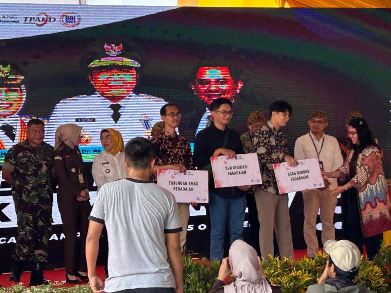 Endang Pertiwi, Pemimpin PT Pegadaian Kanwil IX Jakarta 2 menyerahkan tabungan emas, Kredit Usaha Rakyat (KUR), dan membentuk Badan Usaha Milik Desa (Bumdes) sebagai Agen Pegadaian