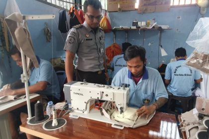 Petugas Rutan Kelas IIB Gresik memantau keterampilan warga binaan dengan keahlian menjahit.