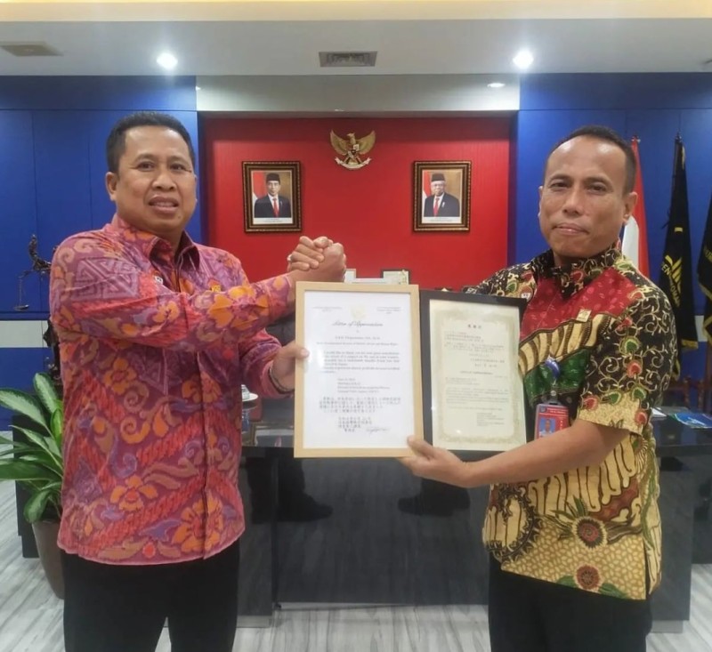 Is Edy Eko Putranto (kanan) saat menerima penghargaan dari Dirwasdakim I Nyoman Gede Surya Mataram belum lama ini.