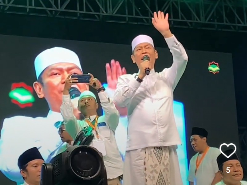 Anggota DPR RI Adies Kadir saat hadir di acara peringatan Maulid Nabi Muhammad di Waru, Sidoarjo.