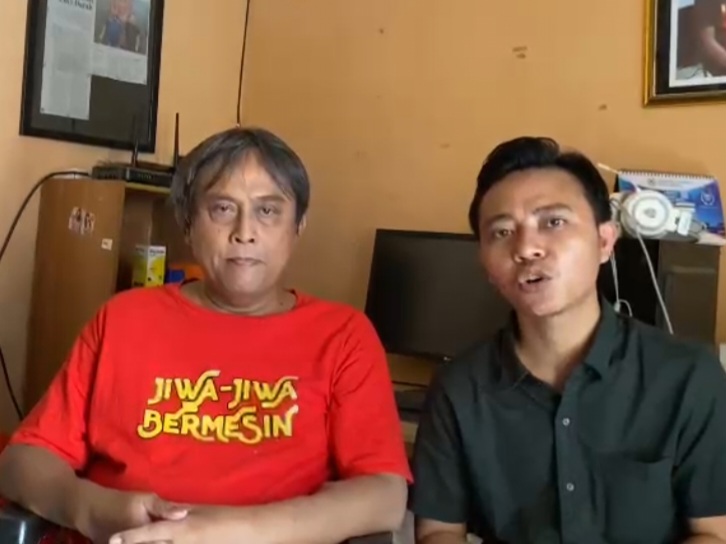 Petrus Hariyanto (kiri), eks Sekjen Partai Rakyat Demokrstik bersama Anang Suindro, SH, MH, kuasa hukum Proklamasi mendatangi ruma eks tahanan politik orde baru (tapol orba).