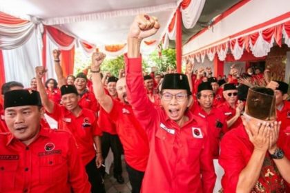 Adi Sutarwijono, Ketua DPC PDI Perjuangan Surabaya, menyemangati kader untuk memenangkan pasangan Ganjar Pranowo dan Mahfud MD.