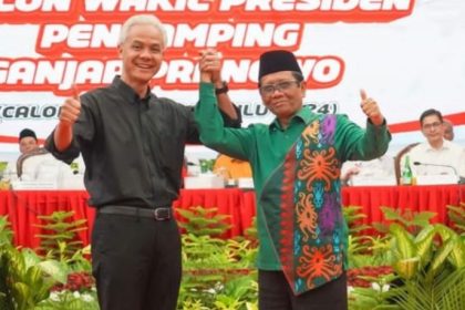 Ganjar Pranowo dan Mahfud MD foto bersama usai Ketum PDIP Megawati Soekarnoputri menemukan cawapres yang pas.