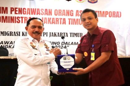 Kepala Kantor Imigrasi Kelas I TPI Jakarta Timur Rendra Mauliansyah memberikan cenderamata kepada Kakanwil Kemenkumham DKI Jakarta.