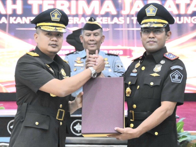 Arief Hazairin Satoto (kanan) menyerahkan memorabilia semasa kekepemimpinannya kepada kepada penggantinya, Agung Pramono, disaksikan Kakanwil Kemenkumham Jawa Barat Andika Dwi Prasetya.