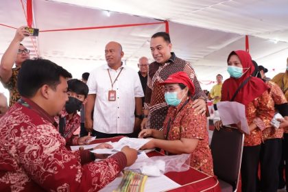 Penyaluran BLT DBHCT kepada buruh pabrik rokok di Kota Surabaya, Senin (2/10/2023).