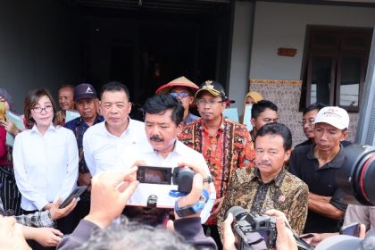 Menteri ATR/BPN Hadi Tjahjanto memberikan keterangan kepada wartawan usai membagikan sertifikat gratis bagi warga korban lumpur Lapindo di Sidoarjo.