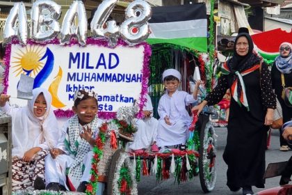 Salah satu peserta pawai dari TK Aisyiyah 48 diarak dengan menaiki becak.