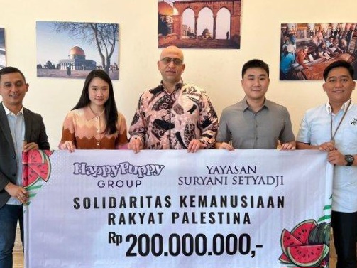 Direktur Happy Puppy Group, Steffiani Setyadji bersama jajaran menyalurkan bantuan kepada Kedutaan Besar Palestina untuk Indonesia yang diwakilkan oleh Dr. Ahmad Metani di Kedubes Palestina, Menteng, Jakarta Pusat.