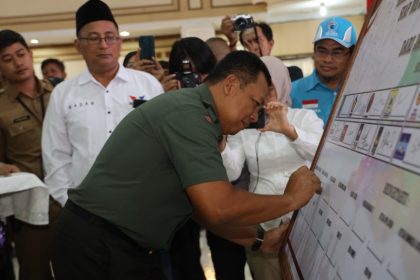 Pangdam V/Brawijaya Mayjen TNI Farid Makruf menandatangani pakta integritas Pemilu Damai 2024 disaksikan seluruh elemen masyarakat.