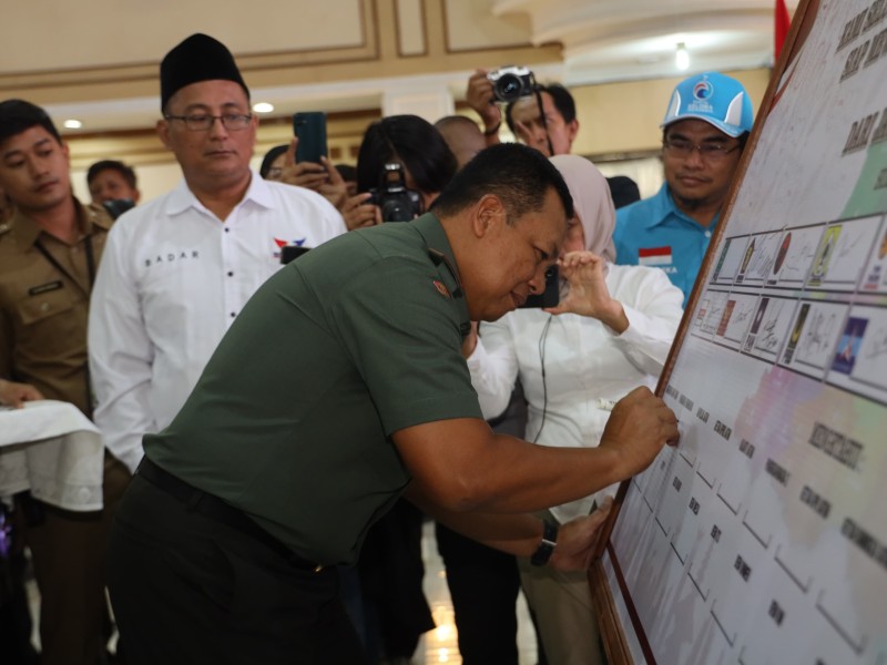 Pangdam V/Brawijaya Mayjen TNI Farid Makruf menandatangani pakta integritas Pemilu Damai 2024 disaksikan seluruh elemen masyarakat.