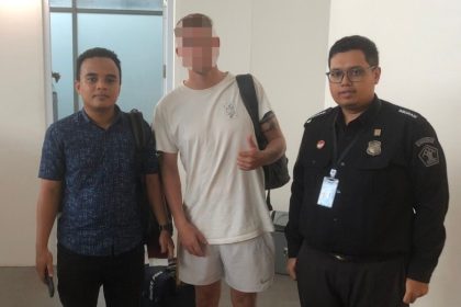 Petugas Imigrasi Mataram mengawal BCL, warga Negara Belanda yang dideportasi melalui Bandara Internasional Zainuddin Abdul Madjid (BIZAM), Nusa Tenggara Barat.