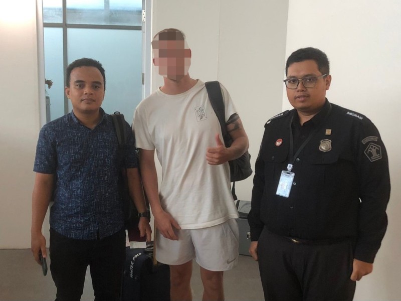 Petugas Imigrasi Mataram mengawal BCL, warga Negara Belanda yang dideportasi melalui Bandara Internasional Zainuddin Abdul Madjid (BIZAM), Nusa Tenggara Barat.