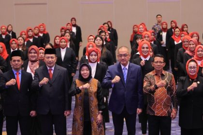 Dirjen AHU Cahyo R Muhzar foto bersama dengan para Pimti di lingkungan Kemenkumham Jatim usai pelantikan notaris