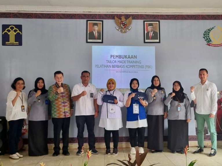 Foto bersama dan penandatanganan Mou Bersama antara Kadin Sumut, BBPVP Medan, Rutan Perempuan Medan, dan Rudenim Medan dalam pelaksanaan pelatihan Cookery dan anyaman.