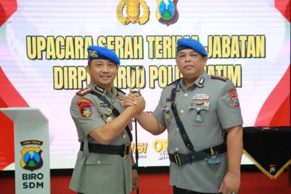 Dirpolairud Polda Jatim baru Kombespol Arman Asmara Syarifuddin (kiri) melakukan salam komando dengan Dirpolairud Polda Jatim lama Kombespol Puji Hendro Wibowo.