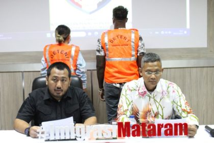 Pungki Handoyo (kanan), Kepala Kantor Imigrasi Mataram didampingi Kasi Inteldakim, Putu Agus Eka Putra (kiri) merilis tangkapan WNA Amerika Serikat yang overstay.