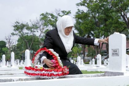 Reni Astuti melakukan tabur bunga di TMP untuk memperingati Hari Pahlawan.