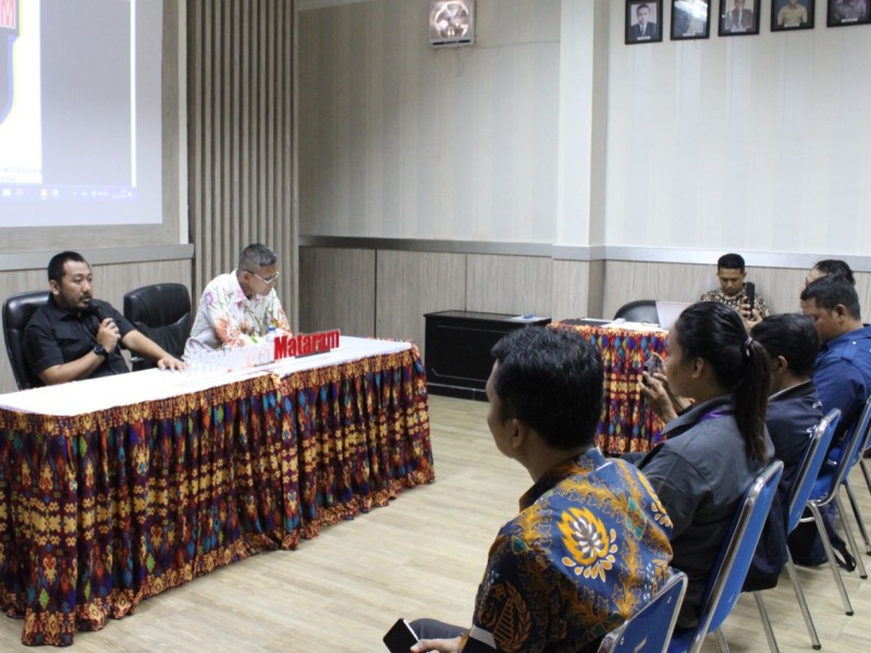 Putu Agus Eka Putra, Kasi Inteldakim memberikan penjelasan aplikasi SIAP DASAPORA SIRAMBO didampingi Kakanim Mataram Pungki Handoyo.