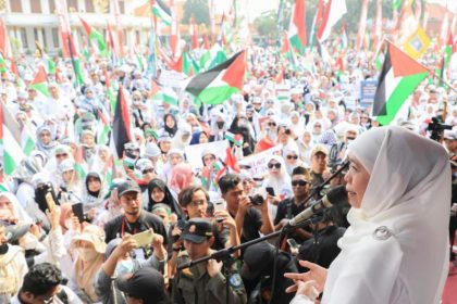 Gubernur Jawa Timur, Khofifah Indar Parawansa berada di tengah-tengah ribuan masyarakat Jawa Timur yang peduli dengan Palestina.