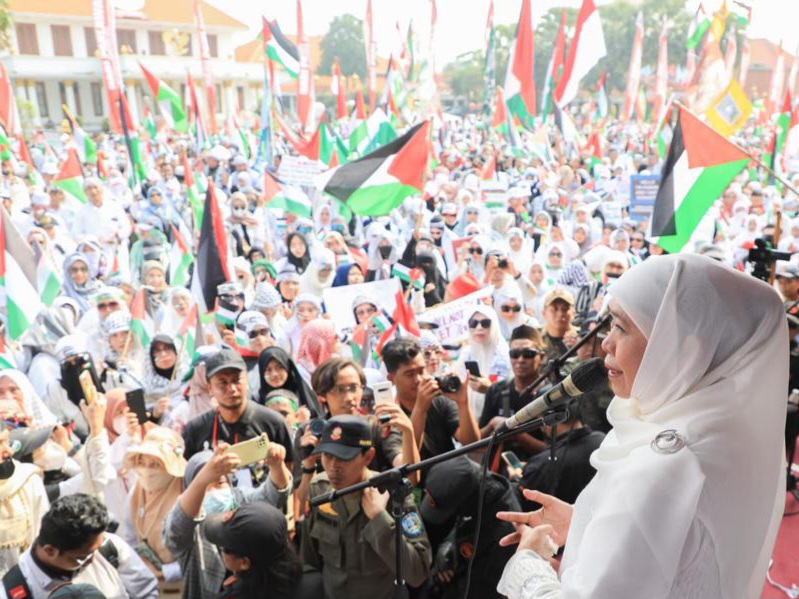 Gubernur Jawa Timur, Khofifah Indar Parawansa berada di tengah-tengah ribuan masyarakat Jawa Timur yang peduli dengan Palestina.