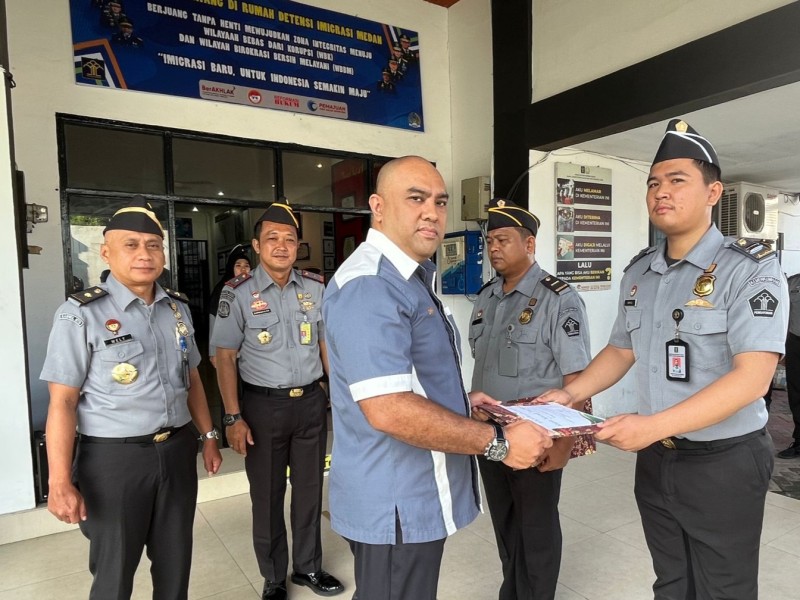 Kepala Divisi Keimigrasian Kanwil Kemenkumham Sumut, Yan Welly Wiguna memberikan apresiasi kepada pegawai Rudenim Medan disaksikan Karudenim Sarsaralos Sivakkar.