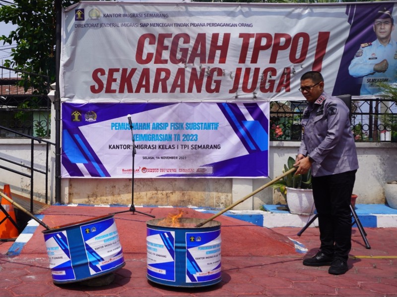 Kepala Kantor Imigrasi Semarang Guntur Sahat Hamonangan memusnahkan arsip di halaman kantor.