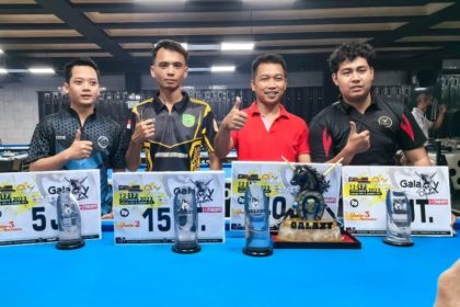 Para pemenang turnamen Galaxy Open 2023 di Galaxy Pool & Karaoke Jalan Pandegiling, Surabaya.