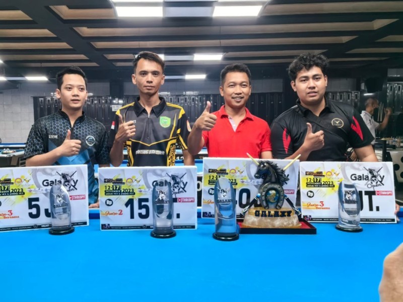 Para pemenang turnamen Galaxy Open 2023 di Galaxy Pool & Karaoke Jalan Pandegiling, Surabaya.