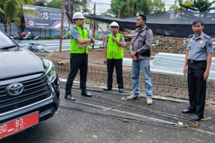 Kepala Divisi Keimigrasian Kanwil Kemenkumham Bengkulu Ramdhani Amd Im SH MSi memberikan arahan kepada jajaran pegawai Kantor Imigrasi Bengkulu.