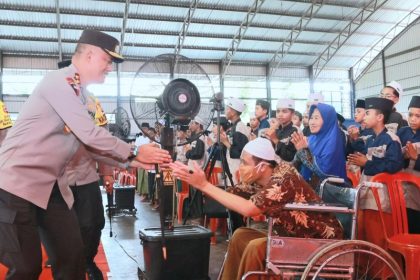 Kapolda Jatim Irjenpol Imam Sugianto memberi salam kepada seorang kyai dalam acara Bakti Sosial dan Pengobatan Gratis di Sampang, Madura.