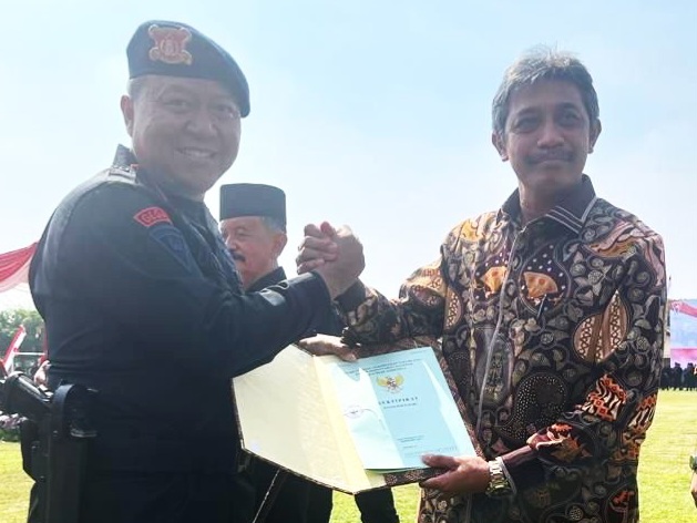 Kepala Kantor Pertanahan Kota Surabaya I Bapak Kartono Agustiyanto (kanan) menerima penghargaan yang diserahkan langsung oleh Dansat Brimob Polda Jatim Kombespol Suryo Sudarmadi.