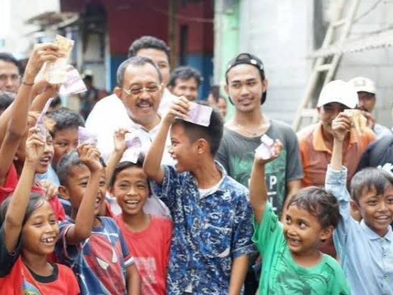 Wakil Wali Kota Surabaya Armuji, berbaur dengan anak-anak kampung sekaligus mengunjungi orang tua mereka agar bisa menjaga mental anak-anak mereka.