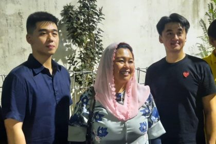 Ketua Komunitas Milenial Ganjar (Kolega) Jatim, Billy Handiwiyanto, bersma kakaknya Richard (kanan) foto bareng Yenny Wahid usai berbincang santai soal gagasan generasi milenial di lesehan Simpang Dukuh.