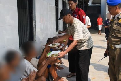 Pengemis viral di Surabaya menjalani pembinaan di Liponsos Keputih pasca diamankan oleh petugas.