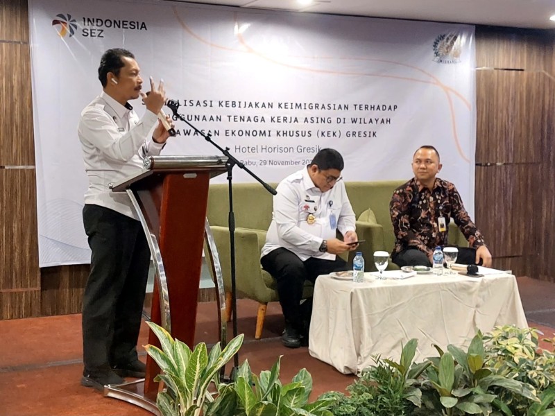 Kepala Divisi Keimigrasian Kanwil Kemenkumham Jawa Timur, Herdaus memberikan paparan dalam kegiatan sosialisasi keikigrasian untuk Kawasan Ekonomi Khusus di Gresik.