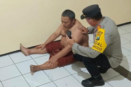 Tersangka Khoiri (52), saat diamankan di kantor polisi.