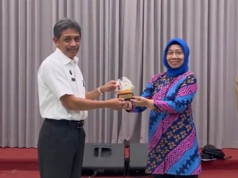 Kepala Kantor Pertanahan Surabaya I, Kartono Agustiyanto memberikan cenderamata kepada Kepala Bagian Tata Usaha Kanwil BPN Sulawesi Selatan, Ir  Hernawati, M.Si