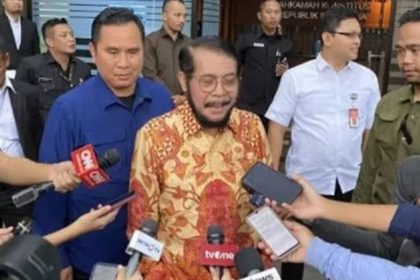 Ketua Mahkamah Konstitusi Anwar Usman meladeni wartawan.